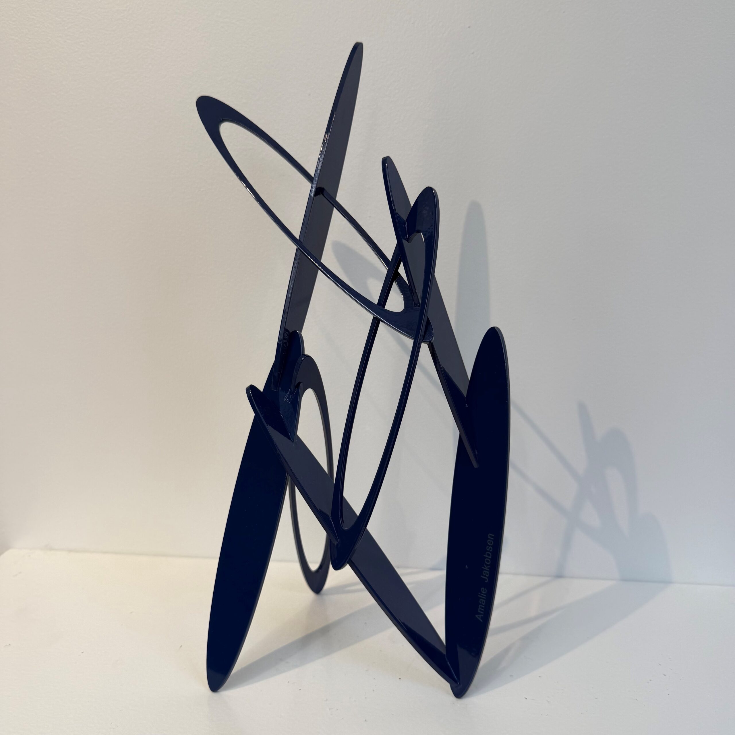 Amalie Jakobsen: "Osculating Orbit (mørkeblå)"